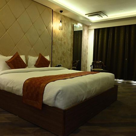 The Triumph Hotel Варанаси Екстериор снимка