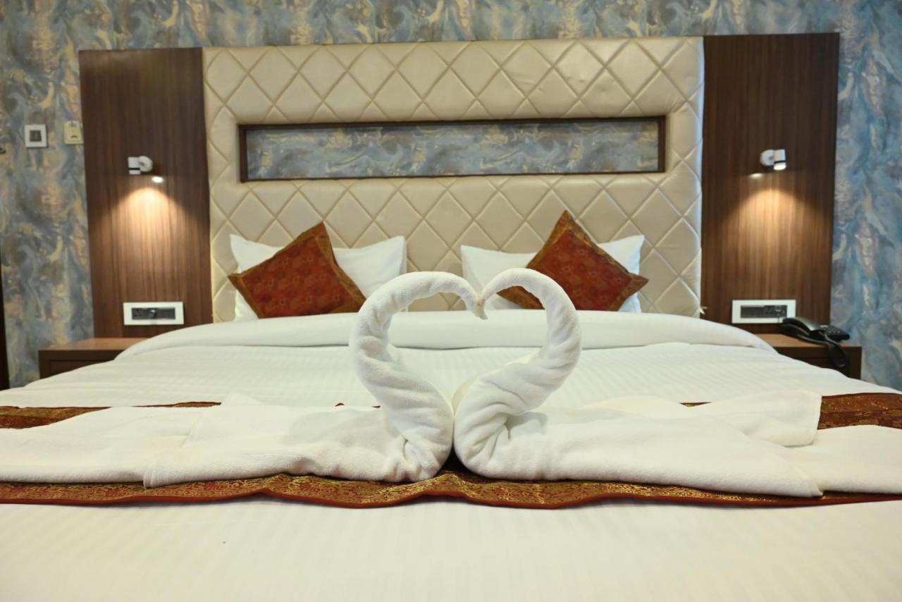 The Triumph Hotel Варанаси Екстериор снимка