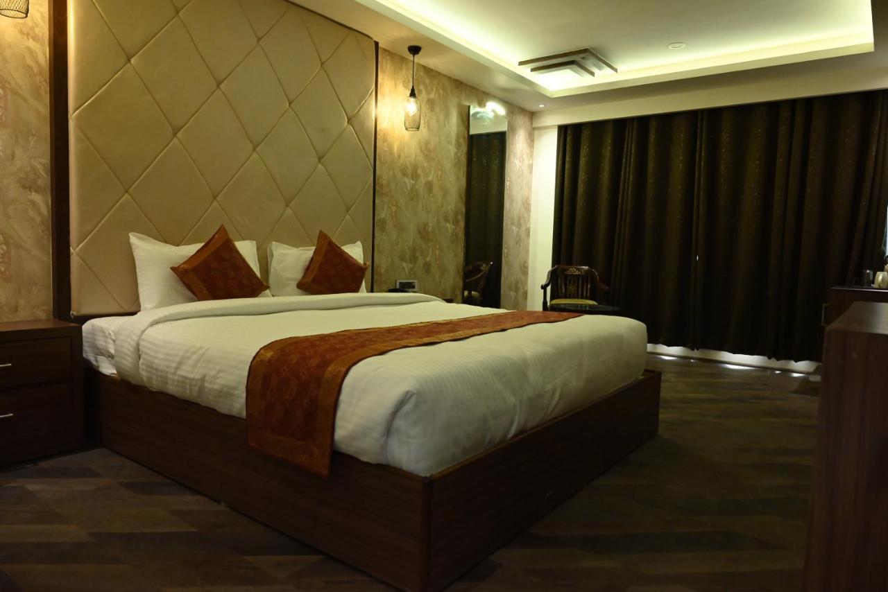 The Triumph Hotel Варанаси Екстериор снимка