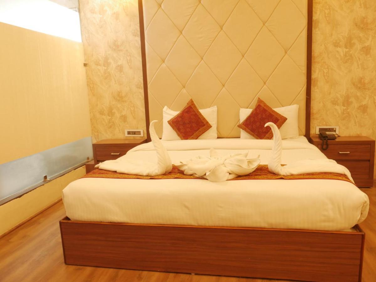 The Triumph Hotel Варанаси Екстериор снимка