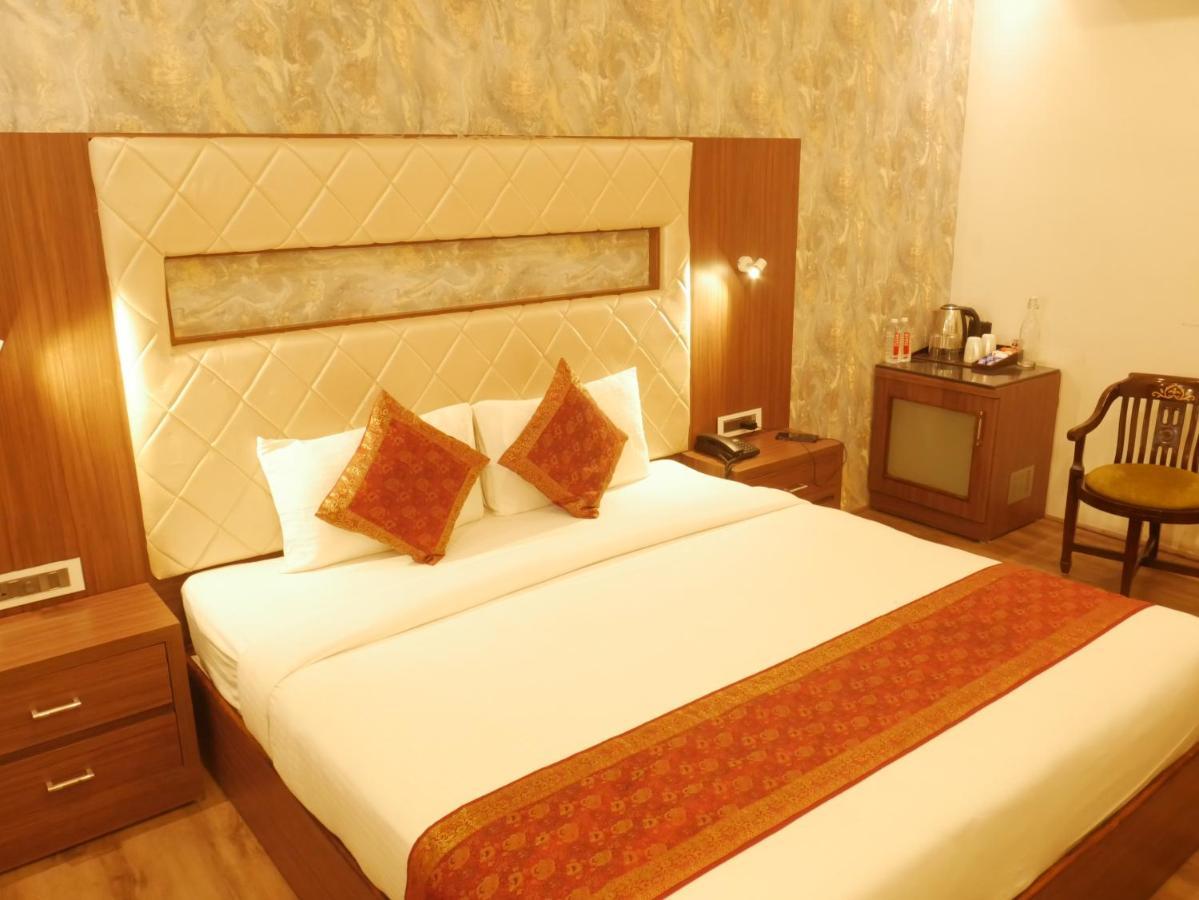 The Triumph Hotel Варанаси Екстериор снимка