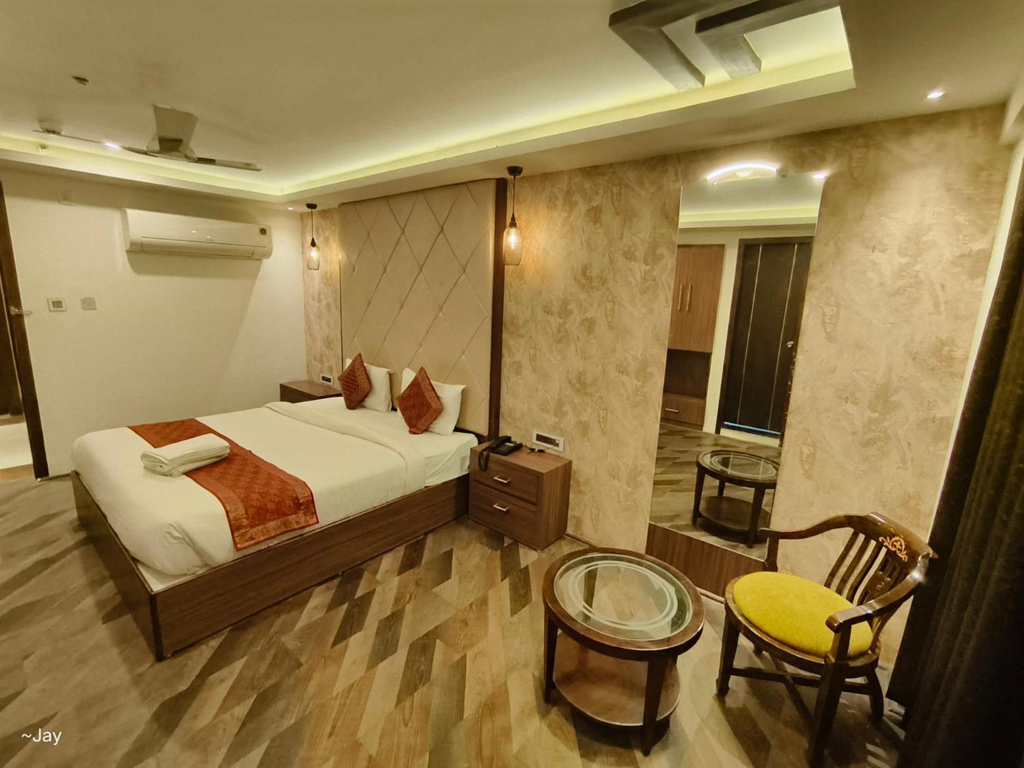 The Triumph Hotel Варанаси Екстериор снимка