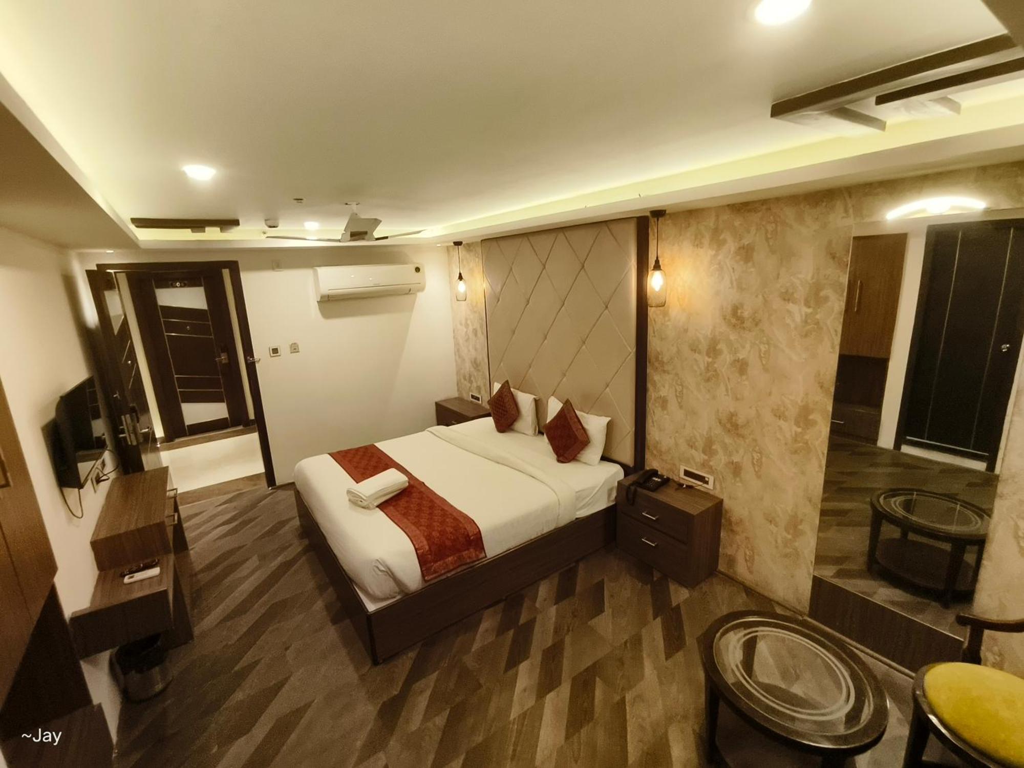 The Triumph Hotel Варанаси Екстериор снимка