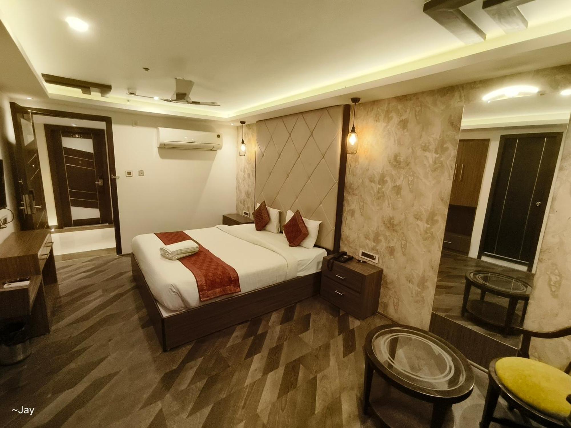 The Triumph Hotel Варанаси Екстериор снимка