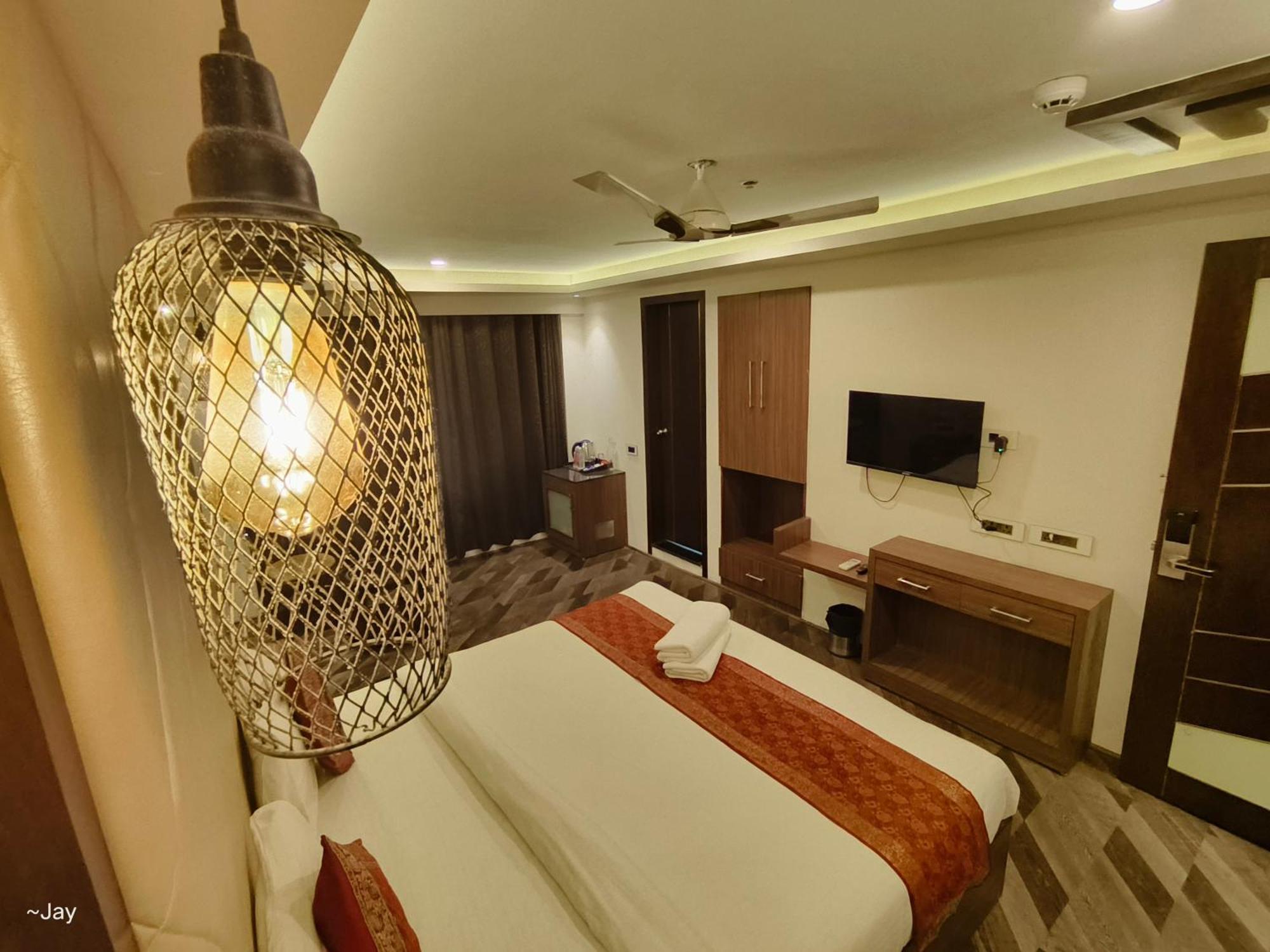 The Triumph Hotel Варанаси Екстериор снимка