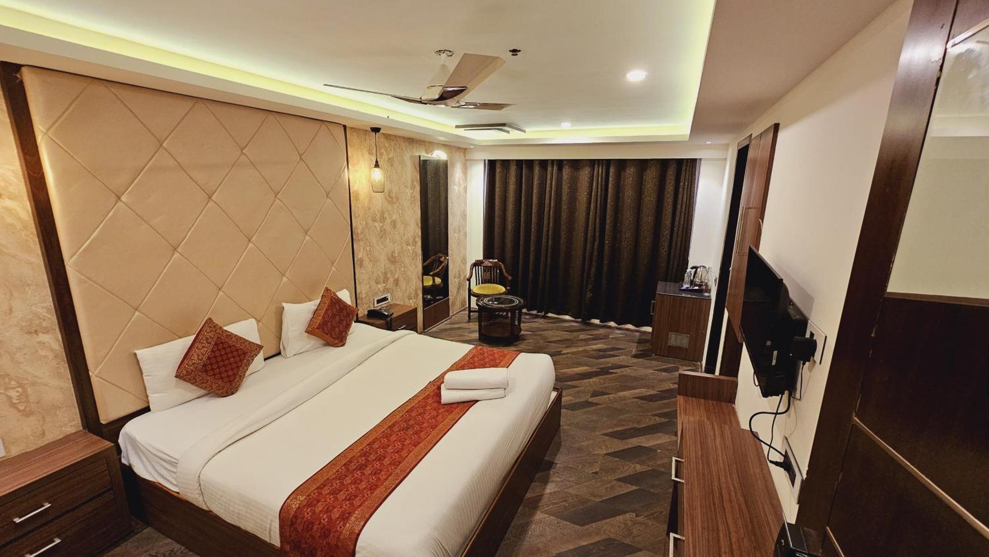 The Triumph Hotel Варанаси Екстериор снимка